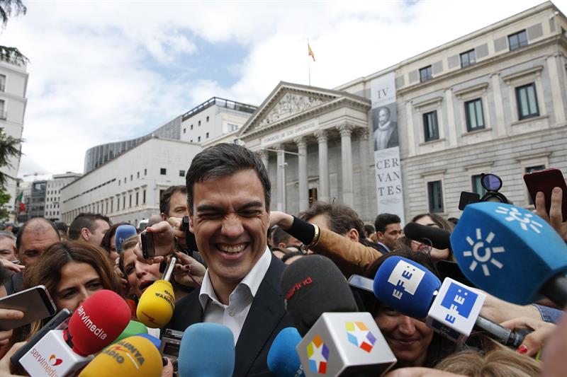 Pedro Sánchez, rodeado de periodistas, ayer, a la puertas del Congreso, durante uno de los actos organizados con motivo dle IV Centenario de la muerte de Miguel de Cervantes. / Juan Carlos Hidalgo (Efe)