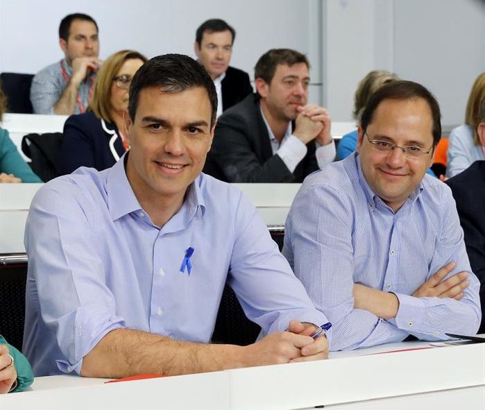 Pedro Sánchez, junto a Cesar Luena, esta mañana, durante la reunión del Comité Federal del PSOE. / Ballesteros (Efe)