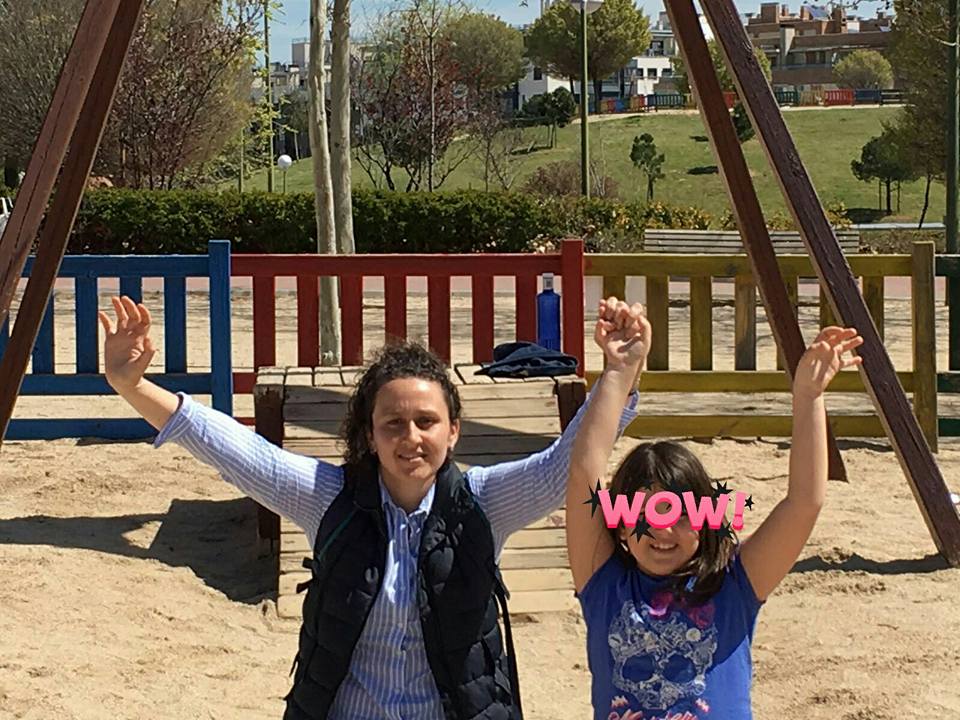 Susana Guerrero y su hija Nayara, simulando el "Arriba las manos" ante el atraco que están viviendo en manos de la justicia. / Faceboock de Susana Guerrero