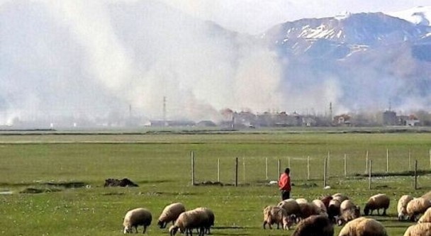 La fotografía muestra uno de los barrios de Yuksekova (Turquía) envuelto en llamas debido a los combates. / Bianet