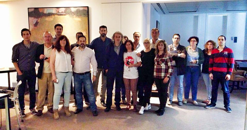 Los miembros de los distintos comités del grupo Unidad Editorial en la puerta del despacho de Fernández Galiano. / Twitter @comitesUE