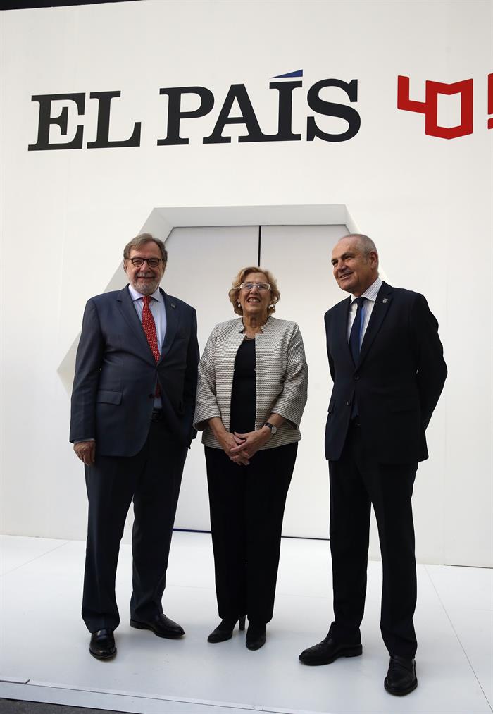 Juan Luis Cebrián (izqda), Manuela Carmena (centro) y Antonio Caño (dcha), consejero delegado de Prisa, alcaldesa de Madrid y director de El País, respectivamente, durante el aniversario del periódico. / Ángel Díaz (Efe)