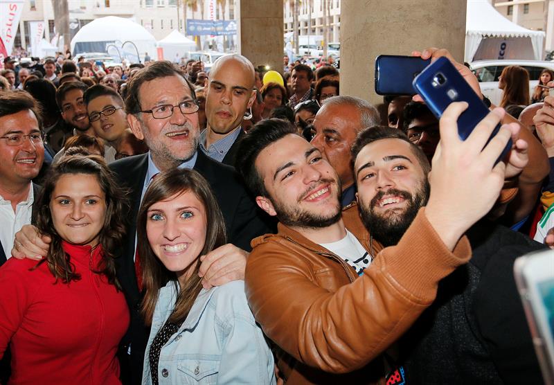El candidato del PP a la presidencia del Gobierno, Mariano Rajoy, llegando ayer por la tarde al Ayuntamiento de El Ejido (Almería). / Carlos Barba (Efe)