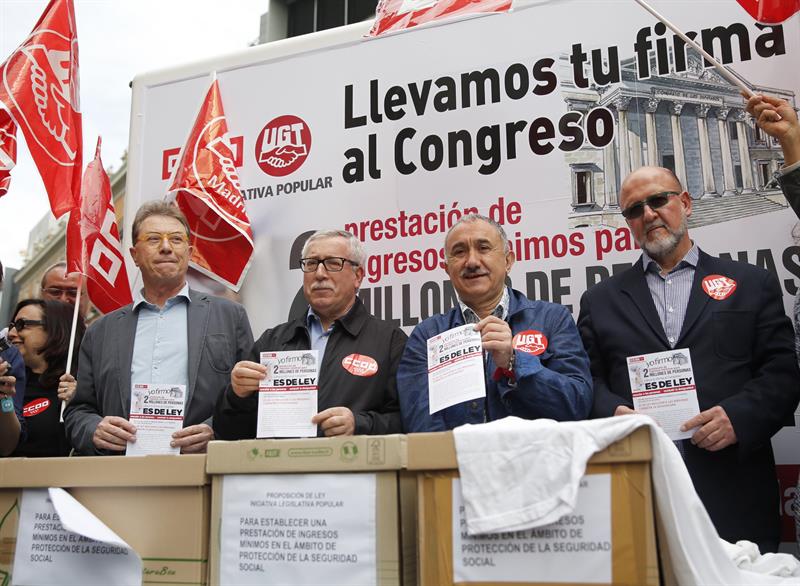 De izquieda a derecha, Jaime Cedrún e Ignacio Ferándnez Toxo, de CCOO, junto a Pepe Álvarez y Luis Miguel López, de UGT, esta mañana, frente al Congreso, donde han recogido las últimas firmas en apoyo de la ILP que reclama una renta mínima. / Mariscal (Efe)