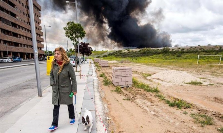 humo_cementerio_automoviles