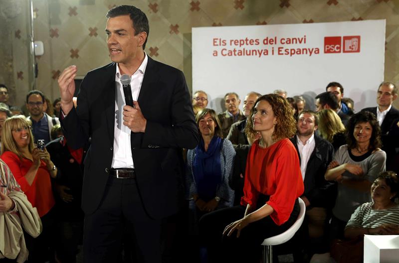 Pedro Sánchez junto a la candidata del PSC en las elecciones generales, Meritxell Batet, en un acto organizado por el PSC ayer en Barcelona. / Toni Albir (Efe)