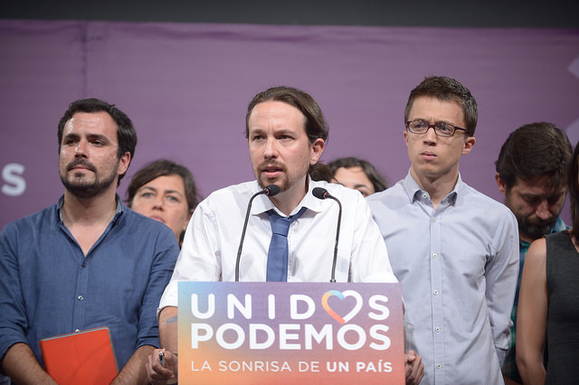 De izquierda a derecha, Alberto Garzón, Pablo Iglesias e Íñigo Errejón, tras conocerse los primeros resultados electorales la noche del 26J. / Podemos (flickr)