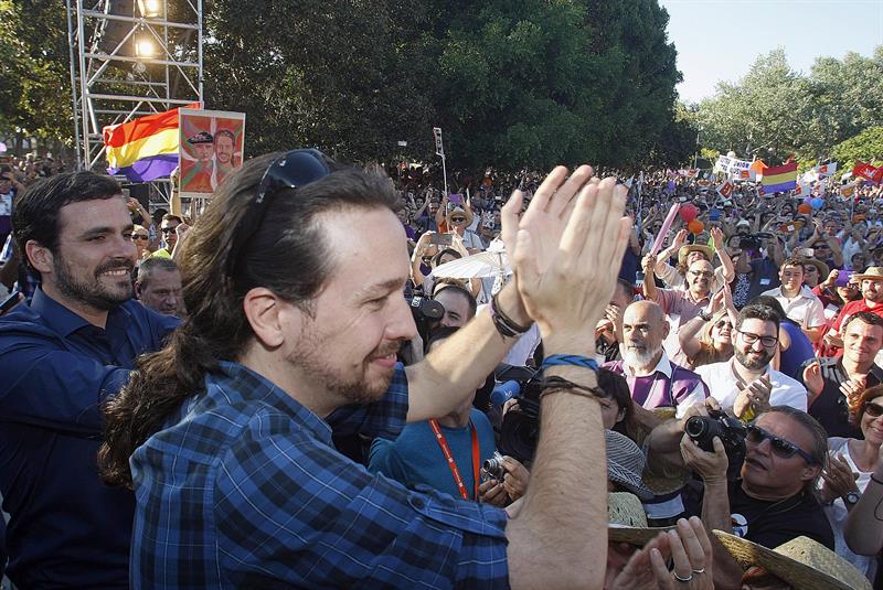 El candidato de Unidos Podemos a la Presidencia del Gobierno, Pablo Iglesias, junto al líder de IU, Alberto Garzón durante su participación en el acto electoral de esta formación el pasado viernes en Alicante. / Morell (Efe)