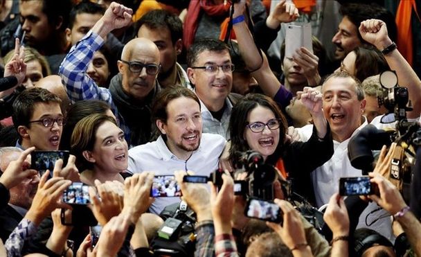 De izquierda a derecha, Errejón, Coalu, Iglesias, Oltra y Valdoví, tras el mitin celebrado por Podemos en Valencia en la campaña de las elecciones del 20D. / Efe