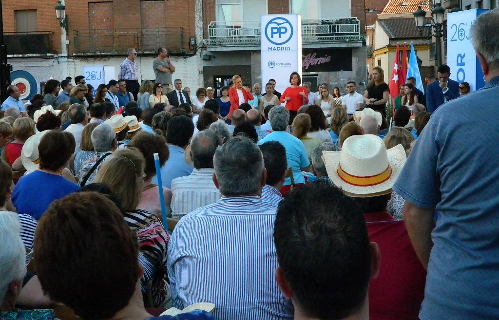 Soraya Sáenz de Satamaría, acompañada de Cristina Cifuentes, ayer durante intervención en un acto electoral en Fuelabrada. / Luis Díez