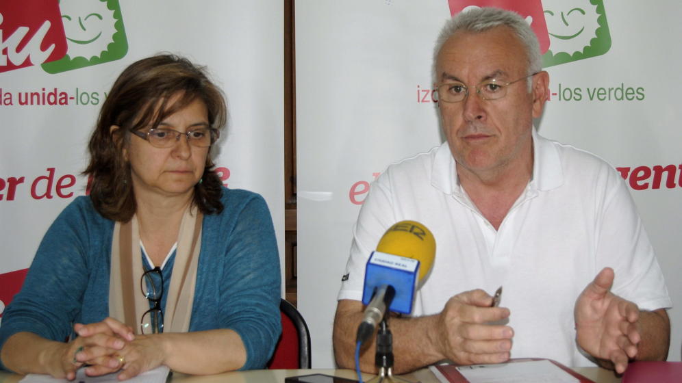 Paloma López, eurodiputada de IU, y Cayo Lara, excoordinador federal, en una imagen de archivo. / Efe