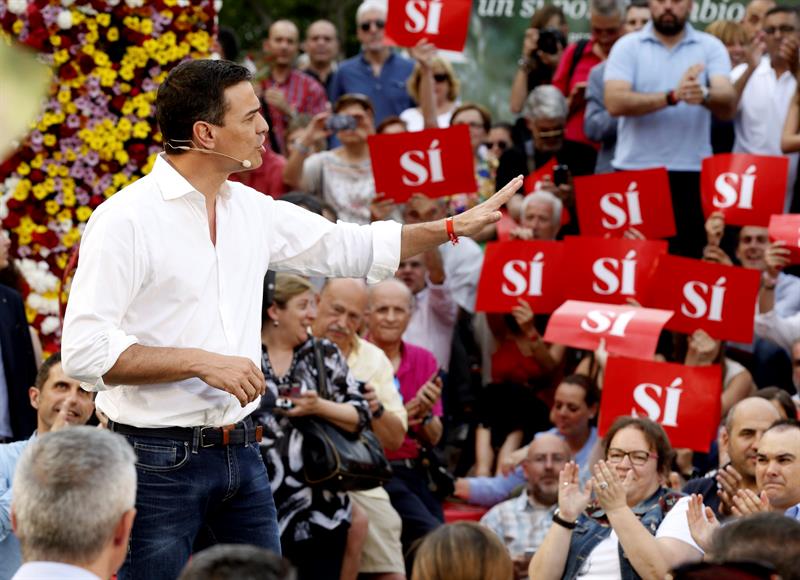 Pedro Sánchez ayer en el acto de apertura de campaña de su partido, en la Plaza Pedro Zerolo de Madrid. / Paco Campos (Efe)