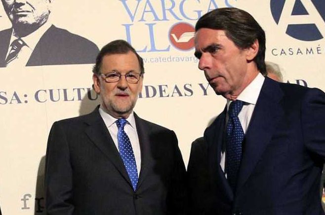 Una de las últimas apariciones juntos de Rajoy y Aznar, durante un homenaje a Vargas Llosa el pasado 29 de marzo. / Efe