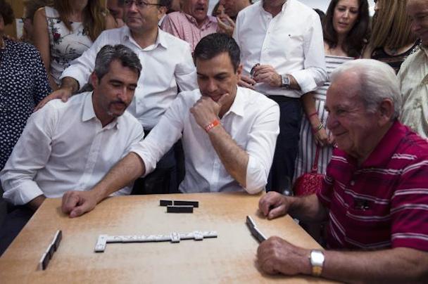 Pedro Sánchez durante una partida de dominó que ha jugado hoy con los mayores del centro de Anica Torres de Benalmádena (Málaga). / Jorge Zapata (Efe)