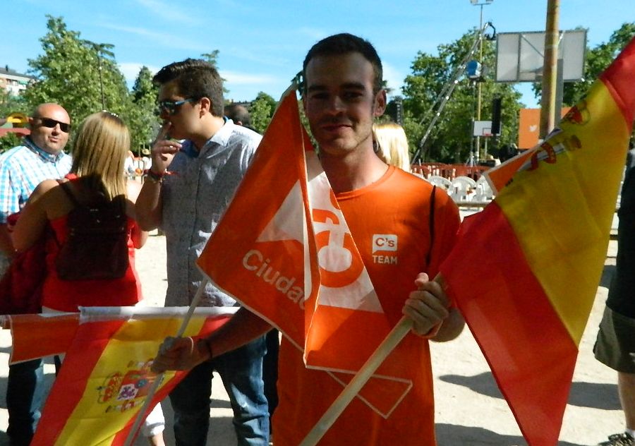 Pedro (con banderas en alto) y su amigo Marcos detestan la corrupción del PP. / L. D.