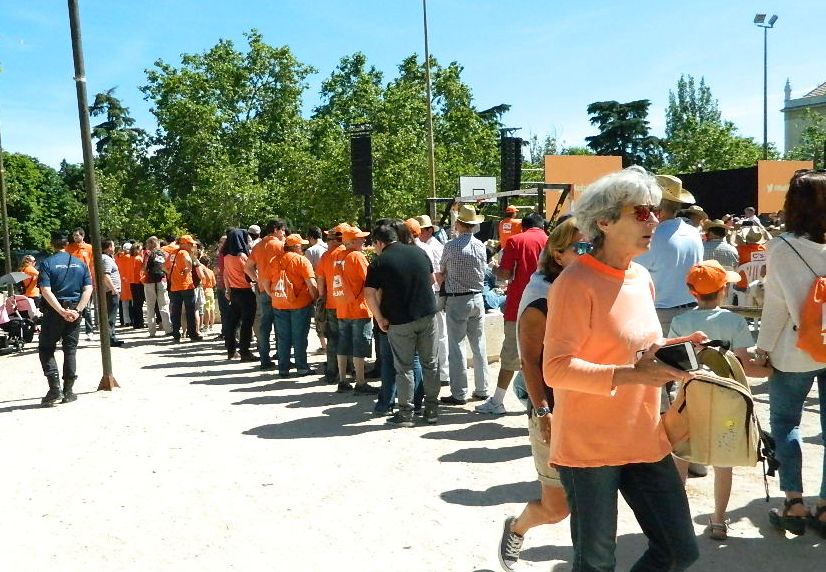 Los asistentes al mitin de Ciudadanos hacen cola antes de acceder al lugar del acto. / L. D.