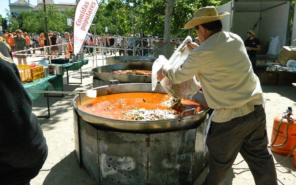 Paella gratis para los congregados en el Parque de Berlín de Madrid. / L. D.