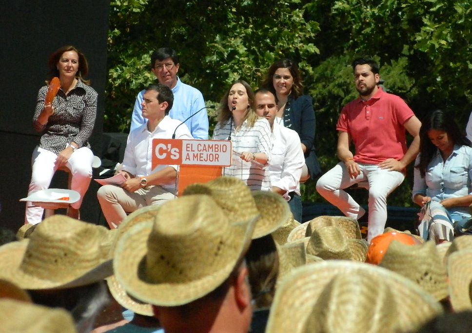 Albert Rivera, sentado a la izquierda, durante la intervención de ... / Luis Díez