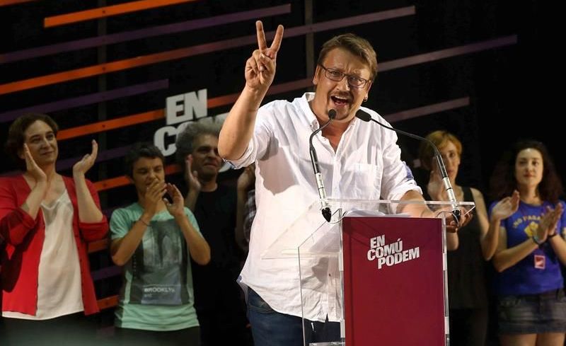 La alcaldesa de Barcelona, Ada Colau, en la parte izquierda, aplaude al candidato de ECP, la pasada noche, tras el triunfo obtenido por su partido en Cataluña. / Foni Albir (Efe)