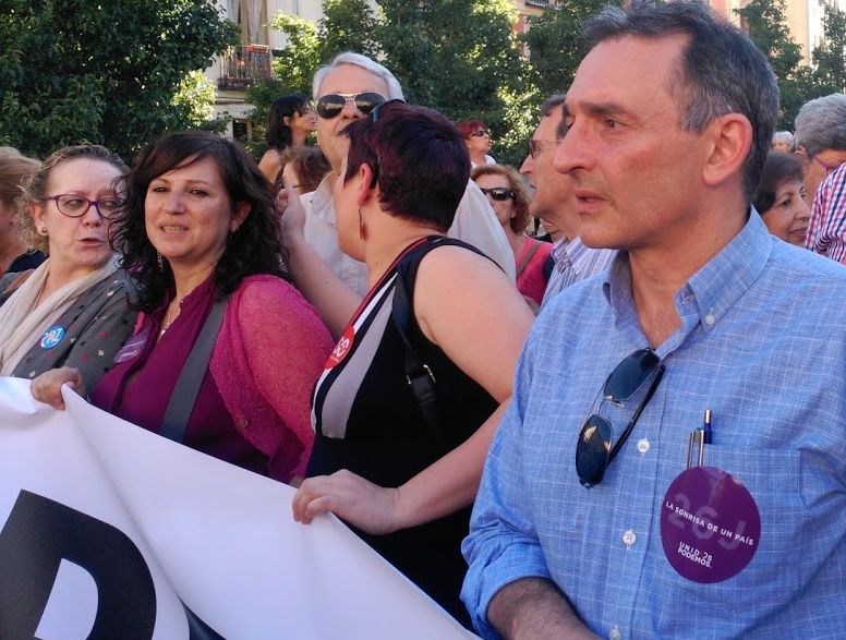 A la derecha de la imagen, Enrique Santiago, durante la manifestación celebrada en Madrid con motivo del Día Internacional del Refugiado. / Sato Díaz
