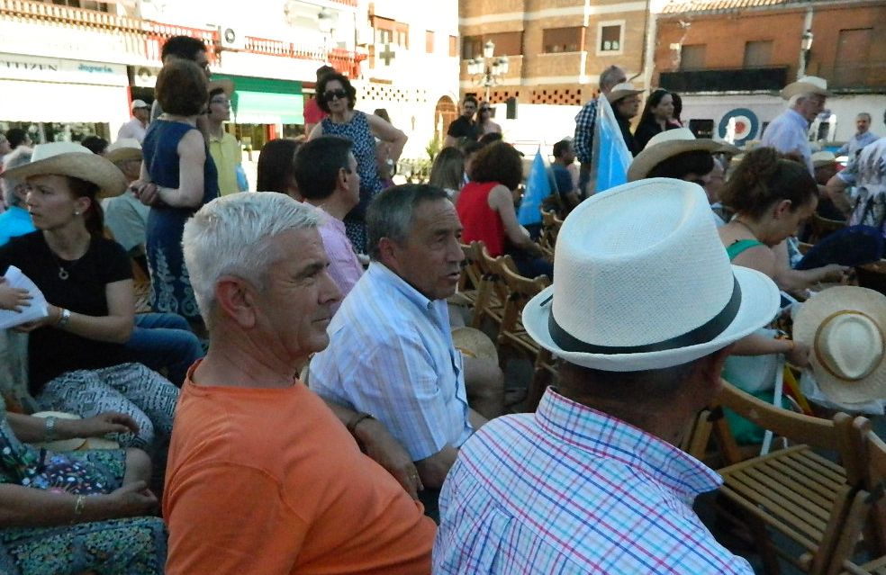 Juan, de pelo blanco, ya tiene decidido votar al PP. Sus amigos Antonio y Eduardo se lo están pensando. / L. D.
