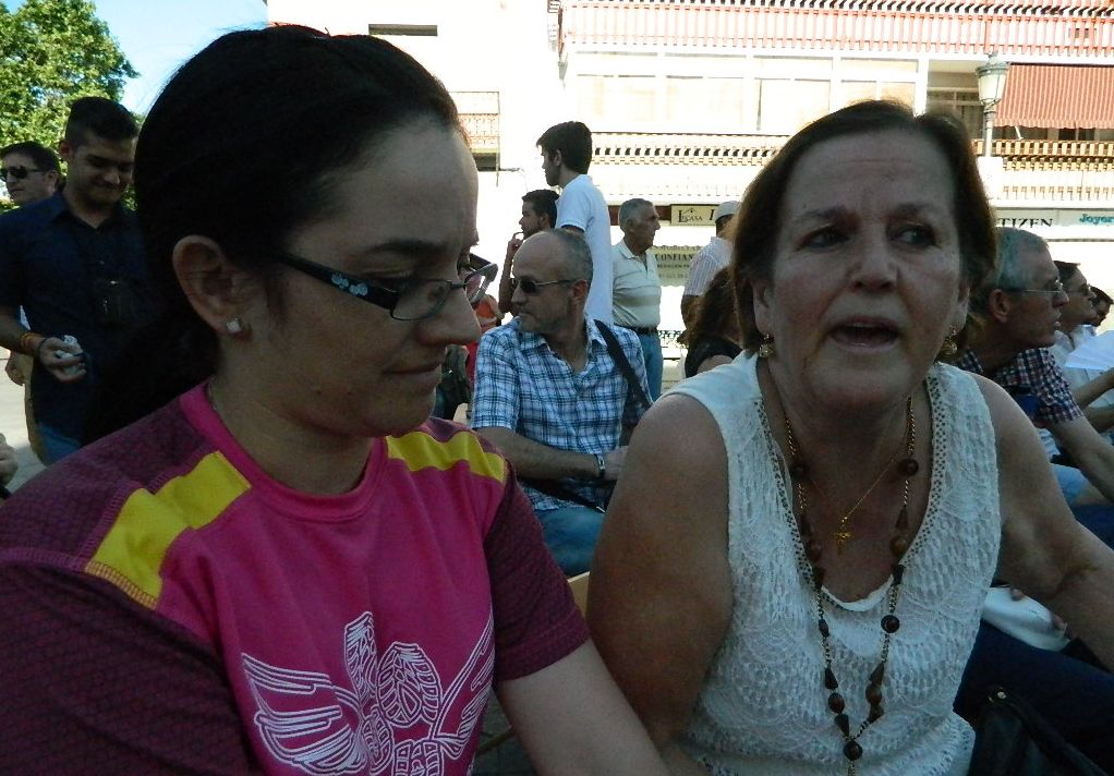 Paquita vota al PP porque es católica y cree que los demás partidos los atacan. Su amiga Raquel, mas joven, cree que la derecha creará más empleo. / L. D.