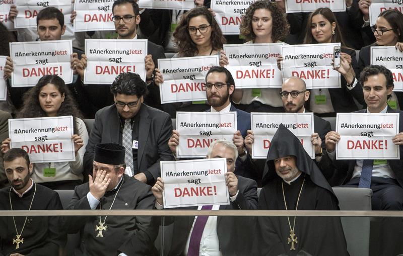 Miembros de la iniciativa armenia "Reconocimiento ya" muestras carteles en los que se lee "gracias" tras la votación de la resolución del Parlamento alemán que reconoce como genocidio la matanza de 1,5 millones de armenios cometida hace más de un siglo por el Imperio Otomano. / Michael Kapeller (Epa/Dpa/Efe)