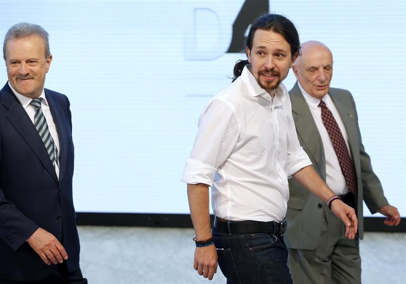 El candidato por Unidos Podemos a la presidencia del Gobierno, Pablo Iglesias (c), acompañado por el presidente de la Academia de la Televisión, Manuel Campo Vidal (i), y el realizador Fernando Navarrete (d), a su llegada al Palacio Municipal de Congresos de Madrid, donde se celebra el único debate a cuatro de la campaña. / Mariscal (Efe)