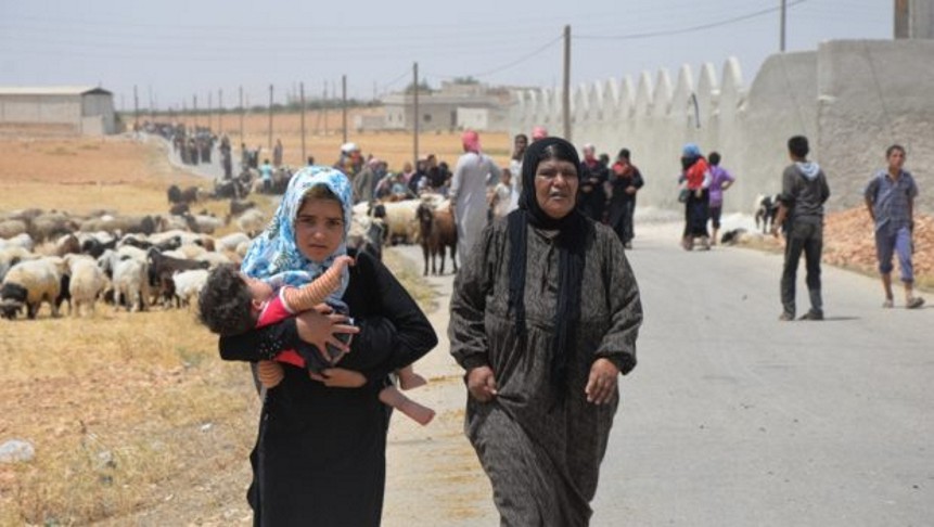 Civiles huyendo de la ciudad de Manbij, zona próxima a la frontera turca donde se ha producido la matanza de una famiila de refugiados. / Agencia Hawar