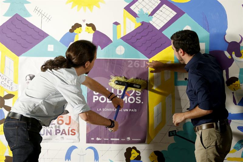 El candidato de Unidos Podemos a la Presidencia del Gobierno, Pablo Iglesias, junto al coordinador de IU, Alberto Garzón (i), durante el acto de inicio de la campaña electoral celebrado esta noche en Madrid. / Mariscal (Efe)