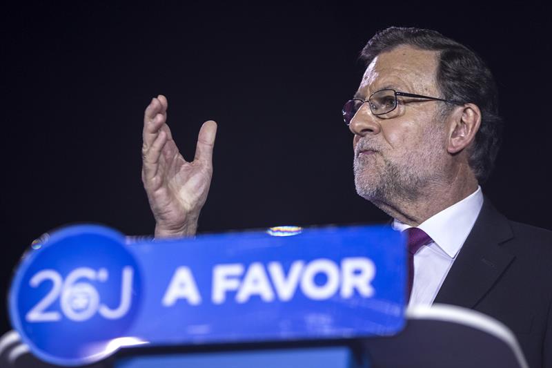 Mariano Rajoy durante el acto de inicio de campaña electoral celebrado esta noche en el Templo de Debod, en Madrid. / Emilio Naranjo (Efe)
