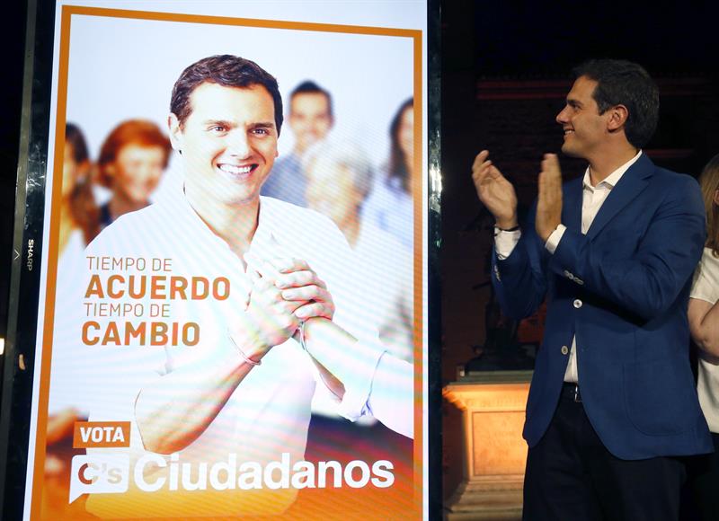 El candidato de Ciudadanos a la presidencia del gobierno, Albert Rivera, durante el acto de inicio de campaña que la formación celebró la pasada noche en la madrileña Plaza de la Villa. / Kiko Huesca (Efe)