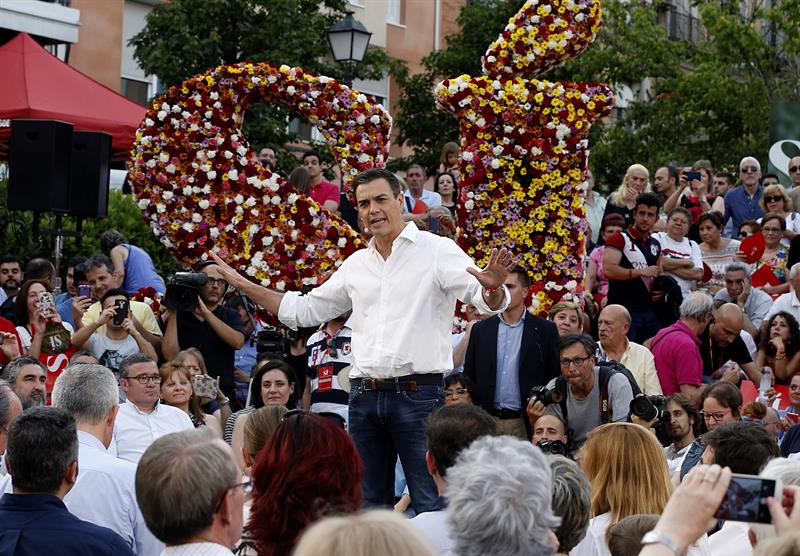 El secretario general y candidato del PSOE, Pedro Sánchez, interviniendo la pasada noche en el acto de inicio de la campaña electoral en la plaza Pedro Zerolo de Madrid. / Paco Campos (Efe)