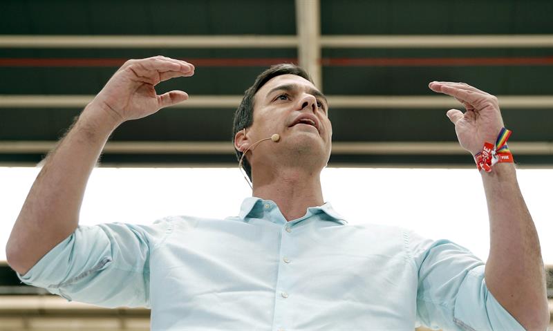 El candidato socialista a la presidencia del Gobierno, Pedro Sánchez, ayer, durante un mitin celebrado en L'Hospitalet de Llobregat (Barcelona) El candidato socialista a la presidencia del Gobierno, Pedro Sánchez, ayer, durante un mitin celebrado en L'Hospitalet de Llobregat (Barcelona). / Andreu Dalmau (Efe)
