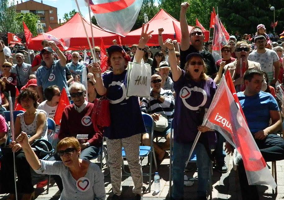  María Jesús Añover y Eleni Beano,con camiseta de Podemos, aplauden al líder de IU en Vallecas. / L. D.