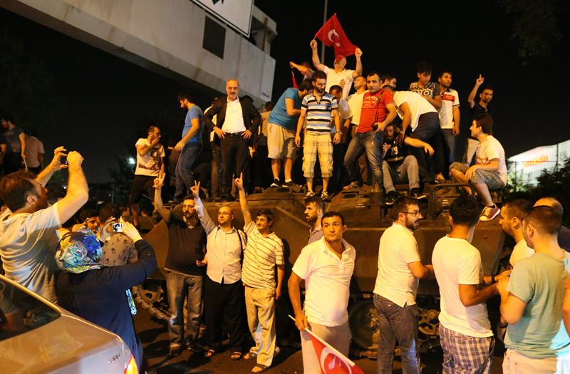 Seguidores turcos de Erdogan celebran sobre un tanque el fallido golpe de estado. / Tolga Bozoglu (Efe/Epa)