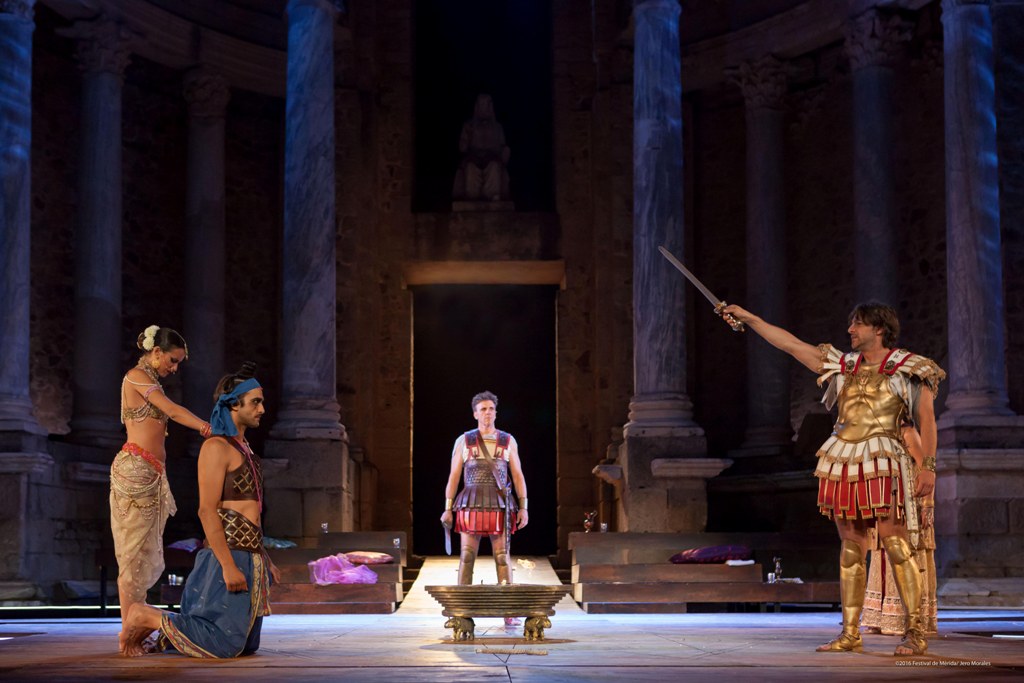 Representación en el Teatro Romano de Mérida de la obra Alejandro Magno, el pasado 13 de julio, dentro de la 62 edición del Festival Internacional de Teatro Clásico. / festivaldemerida.es