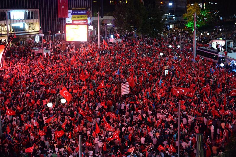 Concentracion-contra_golpe_Turquia