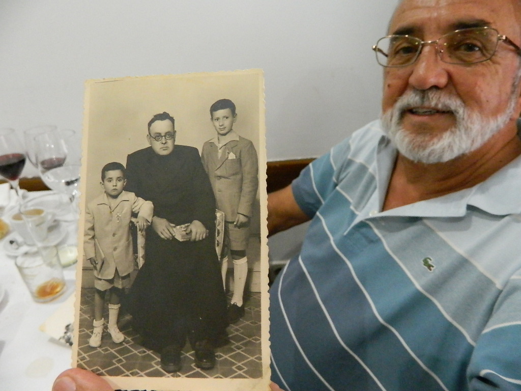 El cura Francisco Bustos, con Víctor, el pequeño y otro muchacho mayor. / L.D.