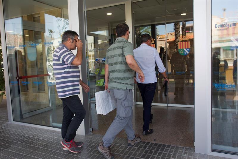 Agentes de la UCO de la Guardia Civil accediendo, esta mañana, al ayuntamiento de Benicasim (Castellón) para requerir documentación relativa a la 'operación Termyca' contra la corrupción municipal. /Domenech Castelló (Efe)