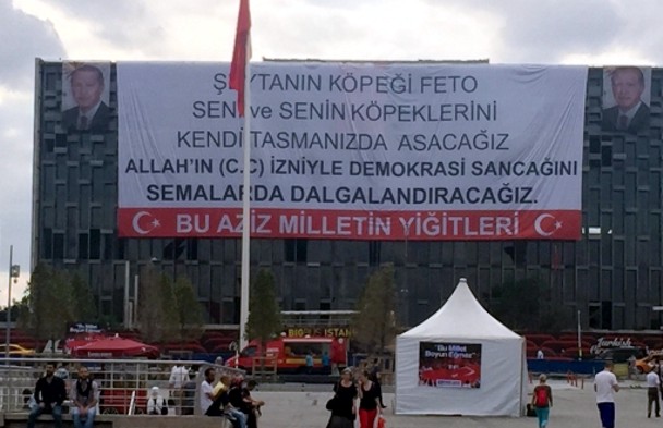Pancarta pidiendo la pena de muerte contra los "gulenistas" en la plaza de Taksim. / Bianet