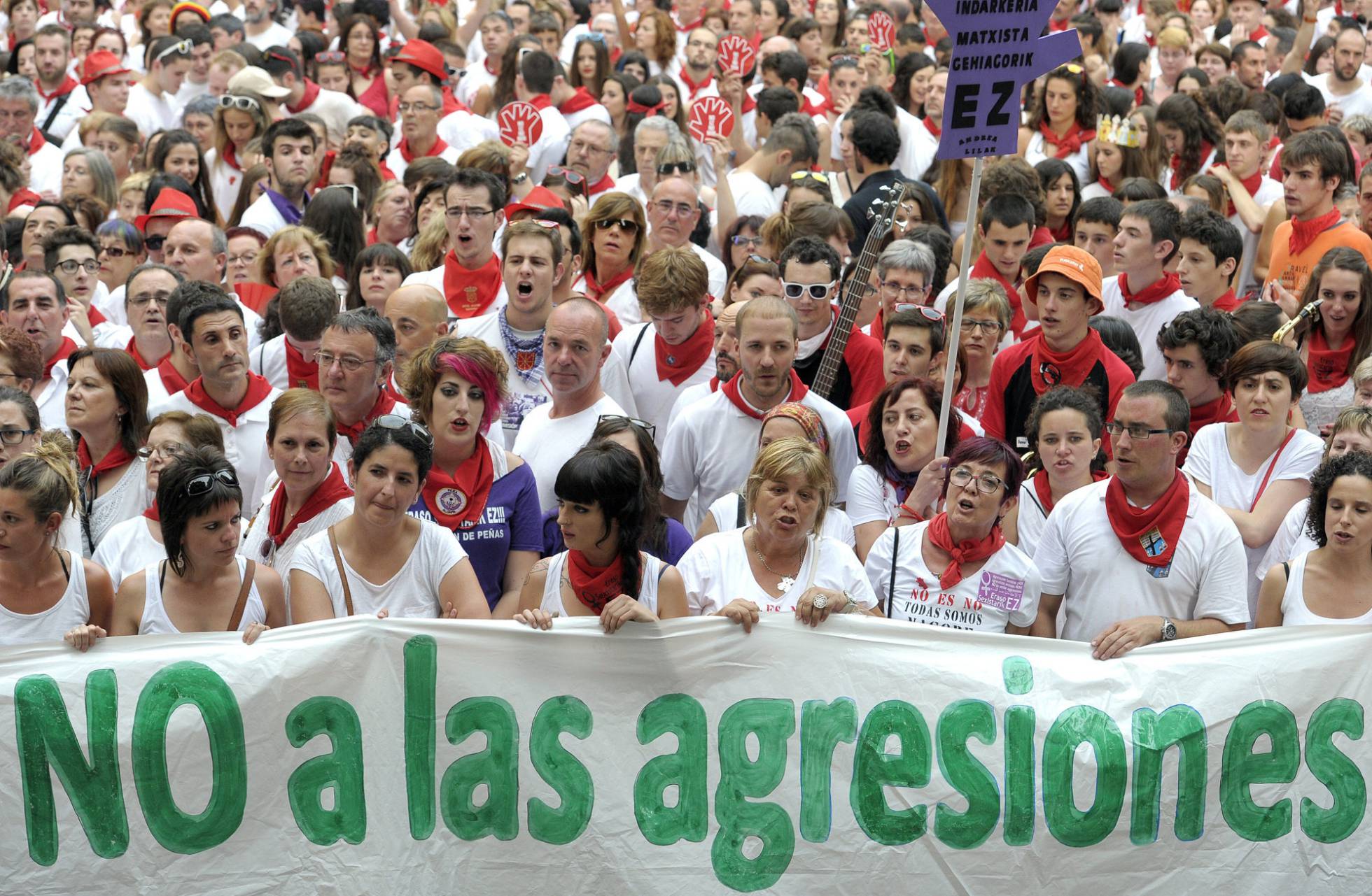 Imagen de la manifestación celebrada el pasado 7 de julio. En el centro, Asun Casasola, madre de Nagore Laffage Casasola, asesinada el 7 de julio de 2008. / Villar López (Efe)