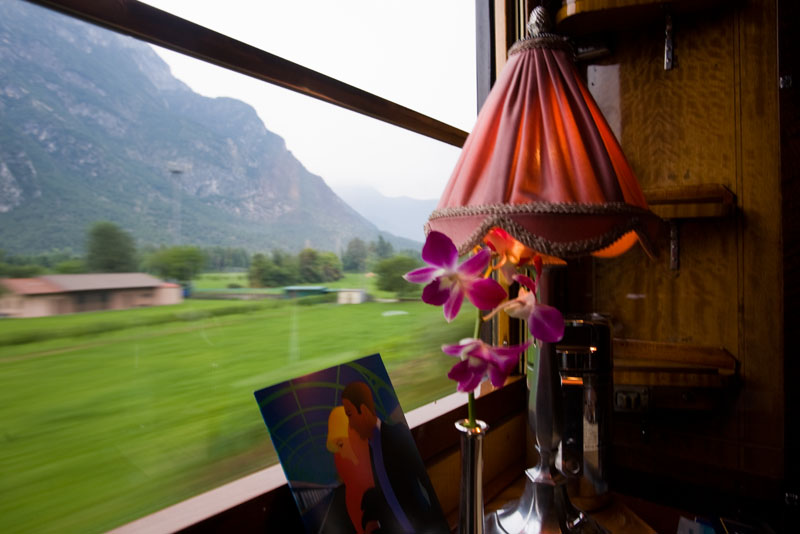 Los verdes parajes de los Alpes se desdibujan tras la ventanilla del coche-cama de un tren de leyenda: el Venice Simplon Orient Express en su camino a Cracovia.