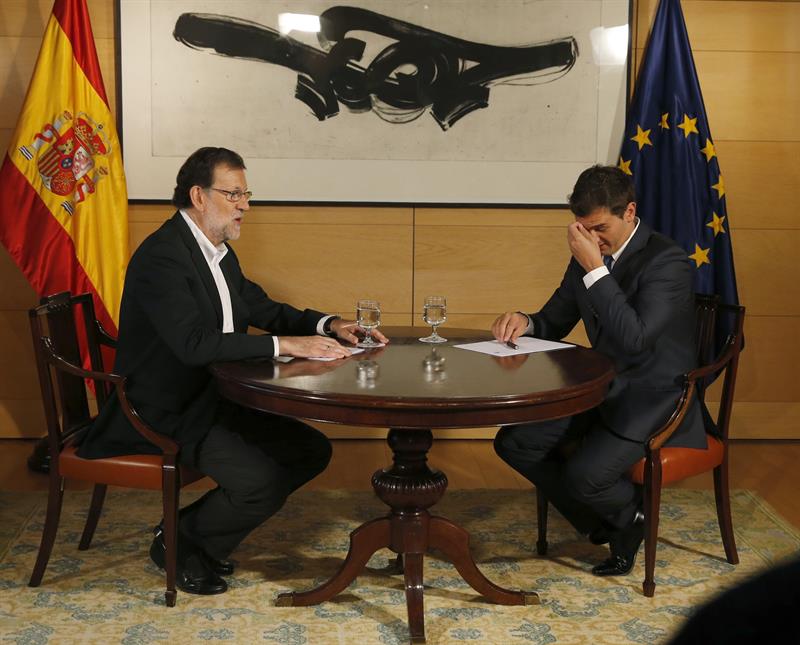 Rajoy y Rivera, durante la reunión mantenida ayer en el Congreso de los Diputados para hablar de la investidura y la regeneración democrática. / Ballesteros (Efe)