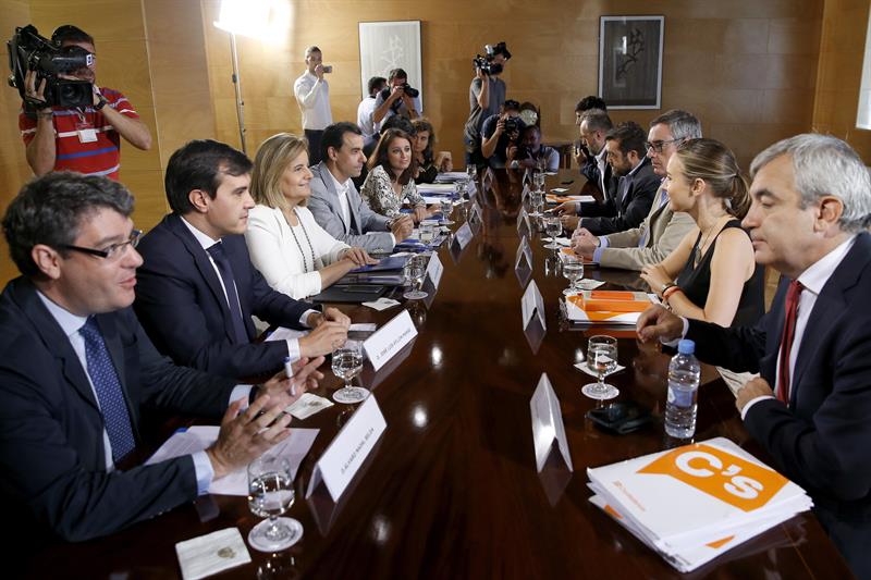 Los equipos negociadores del PP y de Ciudadanos, durante la reunión mantenida ayer 24 de agosto. / Chema Moya (Efe)