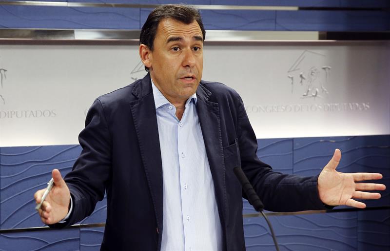 El vicesecretario de Organización del PP, Fernando Martínez-Maillo, durante la rueda de prensa que ofreció ayer en el Congreso de los Diputados en la que afirmó que hay un grado importante de acuerdo entre PP y C's. / Mariscal (Efe)