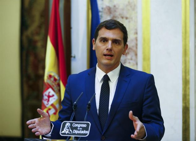 El líder de Ciudadanos, Albert Rivera, ayer, compareciendo ante la prensa en el Congreso tras su encuentro con Mariano Rajoy. / Ballesteros (Efe)