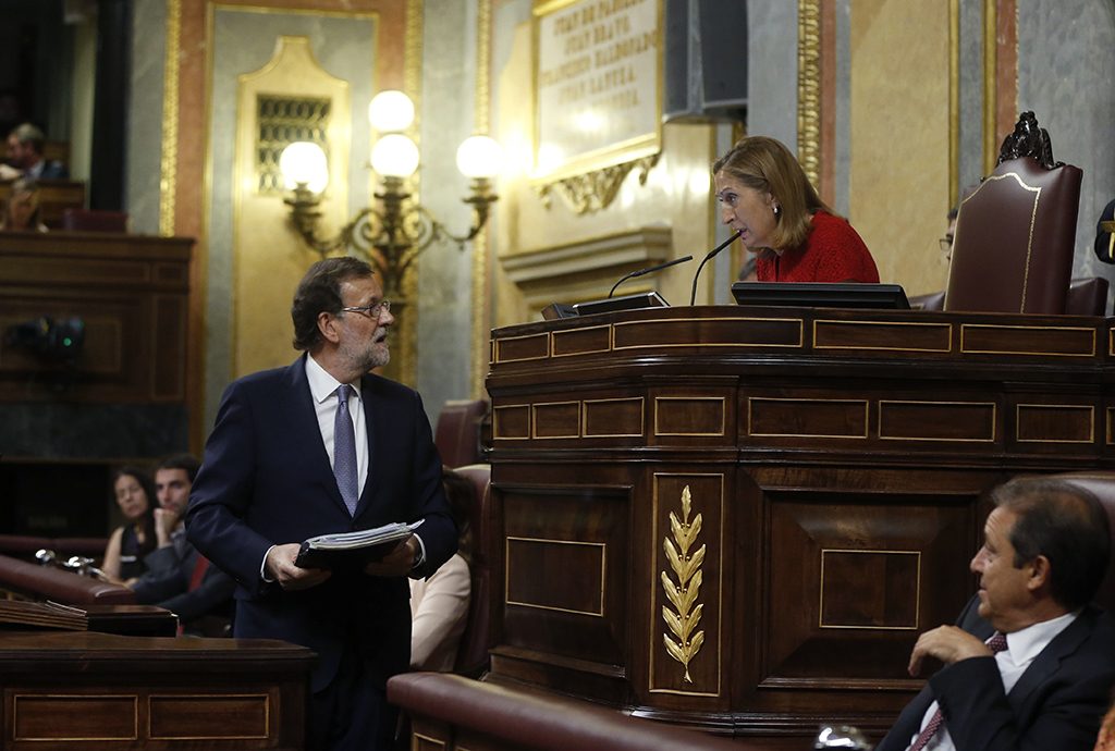 La presidenta del Congreso, Ana Pastor conversa con el líder del PP, Mariano Rajoy, momentos antes de su intervención de réplica. / Juan Carlos Hidalgo (Efe)