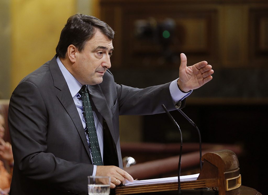 El portavoz del PNV Aitor Esteban durante su intervención en la segunda sesión del debate de investidura del candidato del PP, Mariano Rajoy en el Congreso de los Diputados. / Kiko Huesca (Efe)