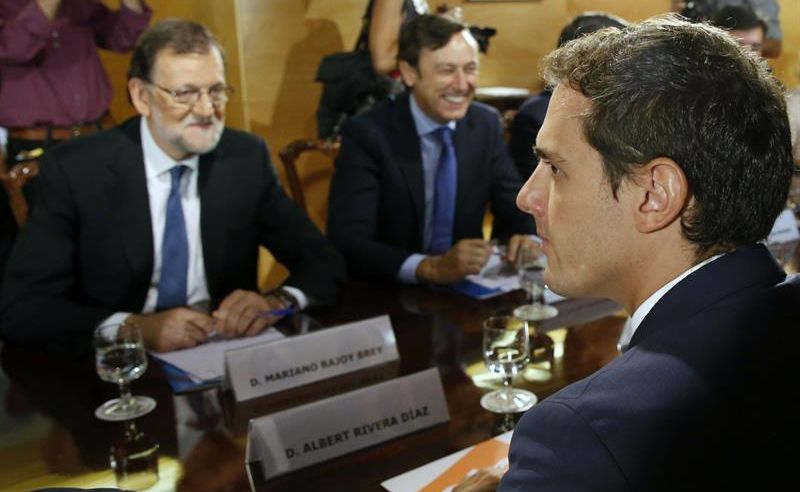 Mariano Rajoy, frente a Albert Rivera, ayer, durante la reunión que mantuvieron con los equipos negociadores del pacto de investidura. / Sergio Barrenechea (Efe)
